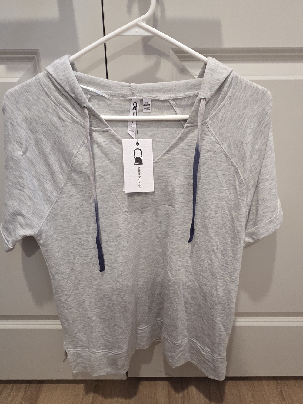 Cable & Gauge Light Gray Short-Sleeve Hooded Pullover with Navy Drawcords